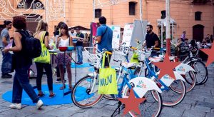 Persone che utilizzano le biciclette con il servizio Muv