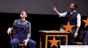 Persone sul palco di un teatro nell'ambito del progetto Curious