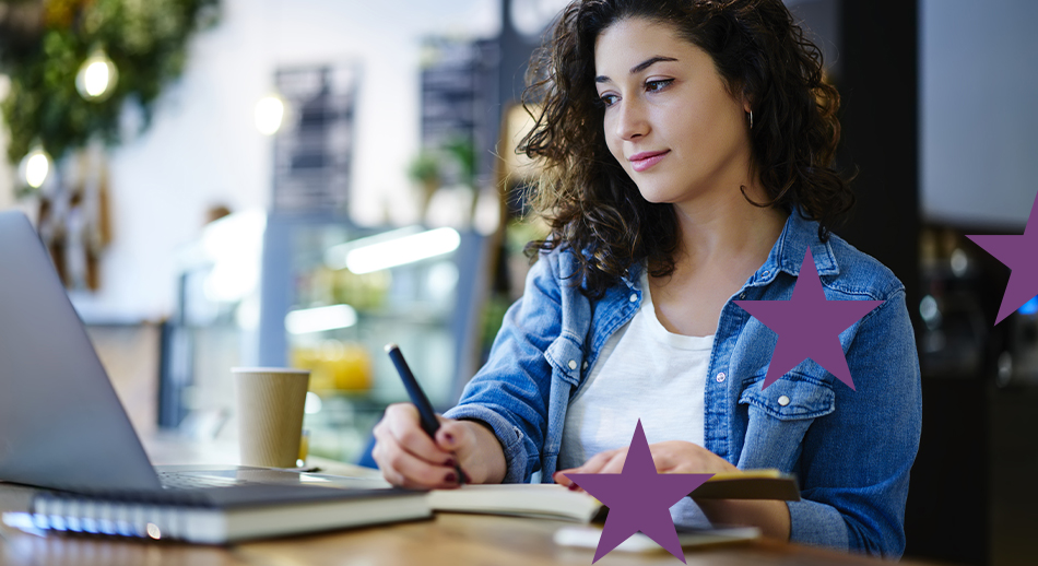 Ragazza che segue un webinar online mentre prende appunti.