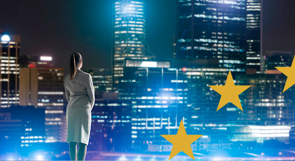 Donna osserva una città futuristica illuminata, rappresentazione visiva dei megatrend globali che influenzano lo sviluppo urbano e tecnologico