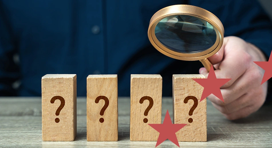 Persona osserva con lente blocchi di legno con punti interrogativi, concetto di valutazione degli interventi