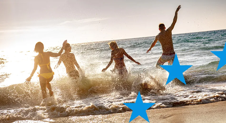 Giovani in spiaggia celebrano le nuove opportunità offerte dai bandi europei 2025