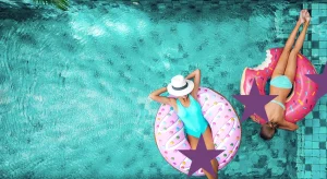 Ragazze che fanno il bagno i piscina con una ciambella aspettando i bandi europei 2025 di luglio