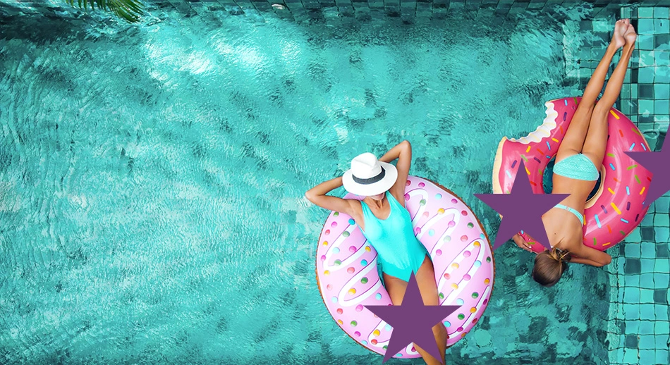 Ragazze che fanno il bagno i piscina con una ciambella aspettando i bandi europei 2025 di luglio