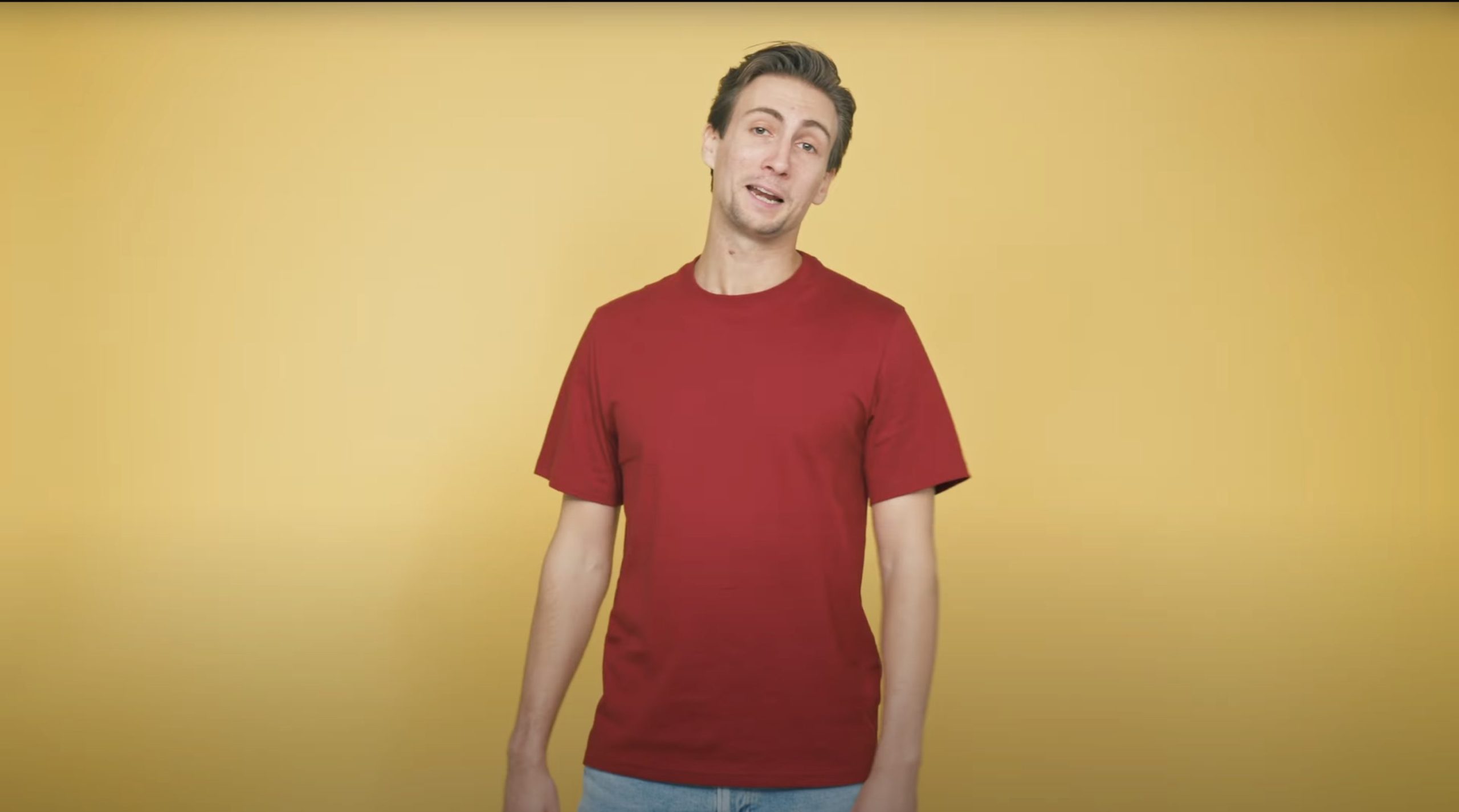 Ragazzo su sfondo giallo che parla del PNRR nell'ambito del progetto AwareEU