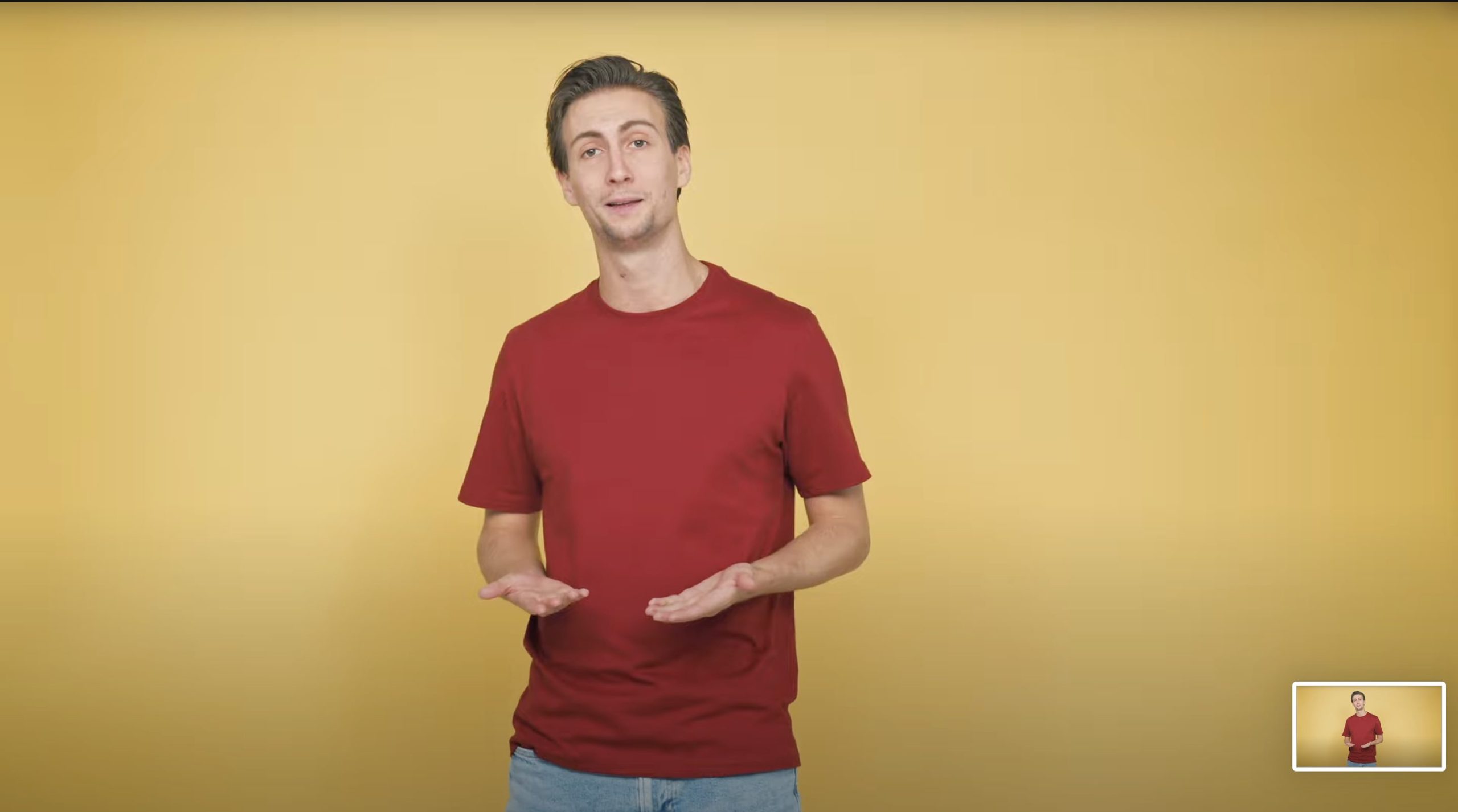 Ragazzo su sfondo giallo che parla di cosa è il PNRR