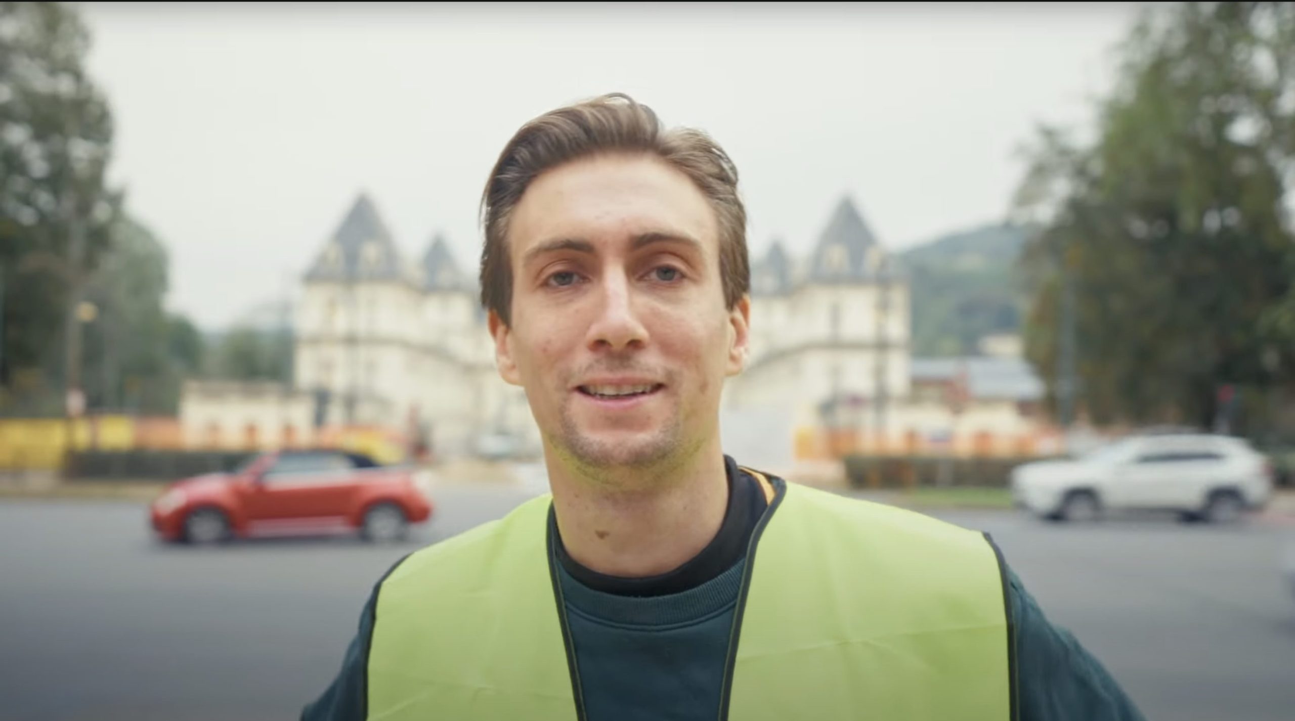 Ragazzo che parla nell'ambito del progetto AwareEU del monitoraggio civico