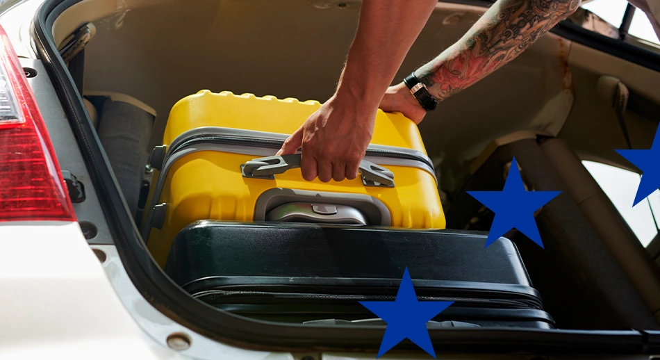 Una valigia presa da una persona a simboleggiare gli ultimi bandi europei 2025 pubblicati nel mese di agosto