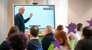 Gruppo di persone davanti a un relatore di Fondazione CRC