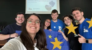 Gruppo di giovani che partecipa al progetto Erasmus+
