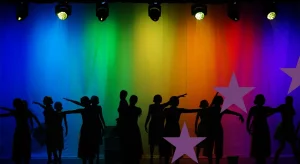 Persone che ballano su sfondo colorato a rappresentare gli aspetti trasversali della progettazione europea