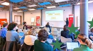 Persone sedute ascoltano un talk di Torino Social Impact sul tema dell'economia sociale